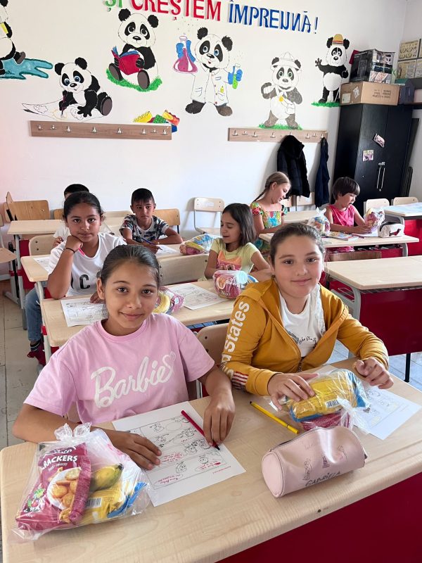 Copii implicați în activități educative la Școala de Vară de la Cutuș