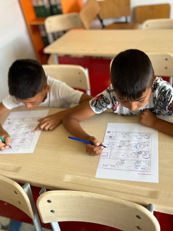 Elevi completând exerciții educative în cadrul Școlii de Vară de la Cutuș