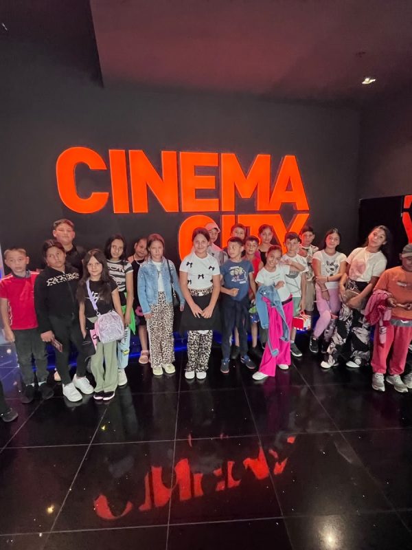 Grup de copii la Cinema City, în cadrul programului WSA Group pentru Școala de Vară de la Cutuș