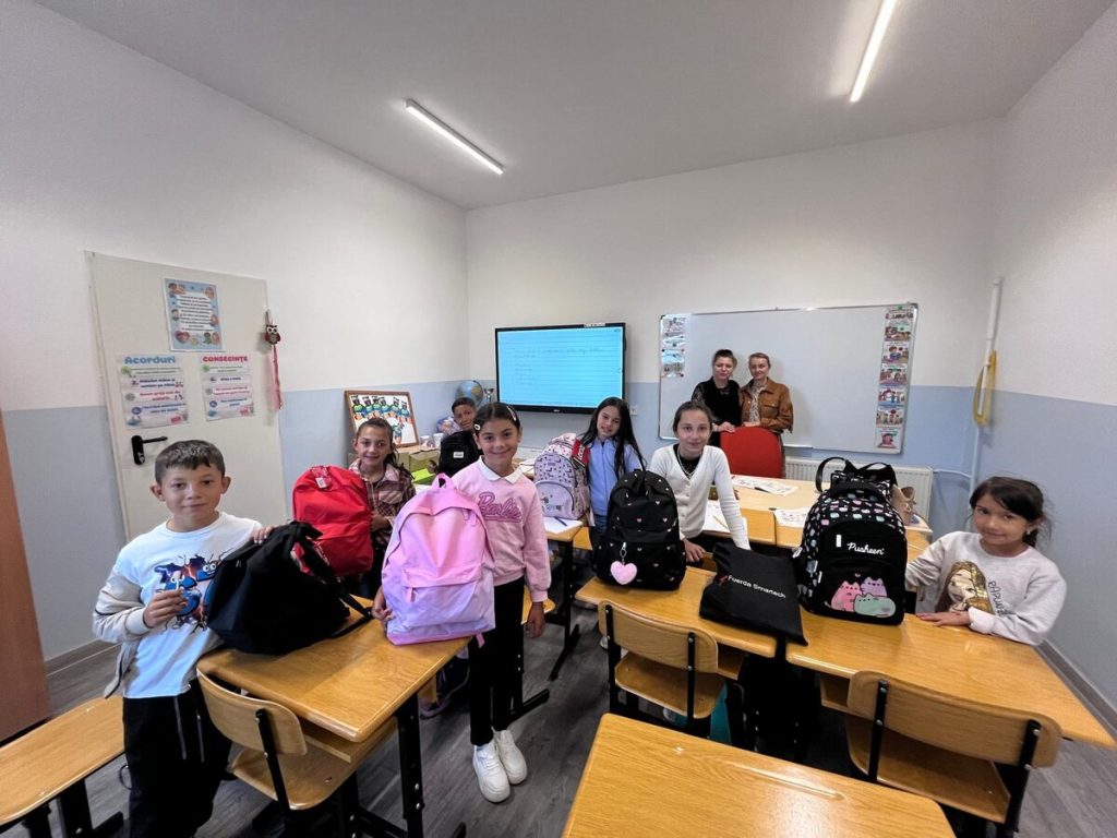 Elevi din comunitățile rurale de lângă Brașov cu ghiozdane noi primite prin campania WSA Group